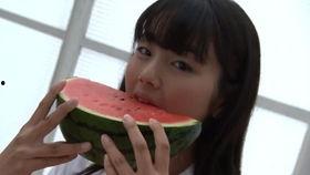 吃瓜少女纪可爱,可爱瓜田里的甜蜜生活