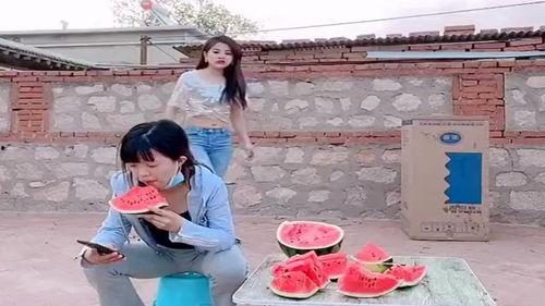 表姐在家吃瓜